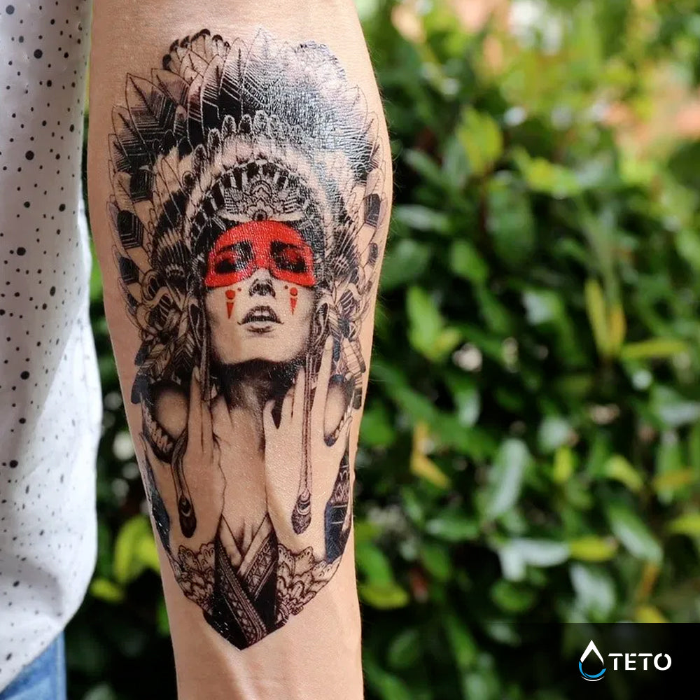 Porträt einer einheimischen Frau - TETO Temporäre Tattoos