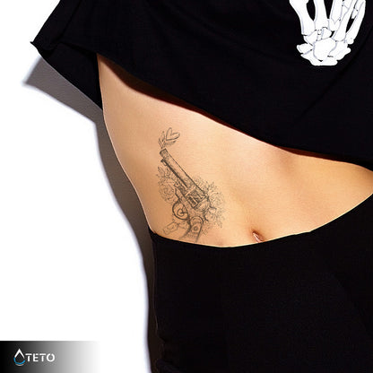 Waffe ist Liebe – Semipermanente - TETO Temporäre Tattoos